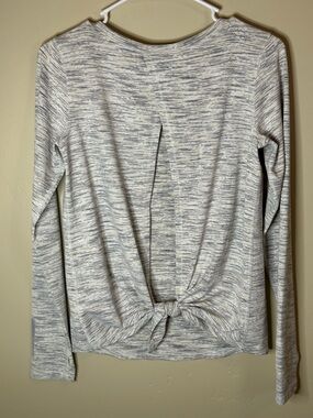 ZYIA Heathered Light Gray Long Sleeve Crew Top - MED P2P 19” Length 23”